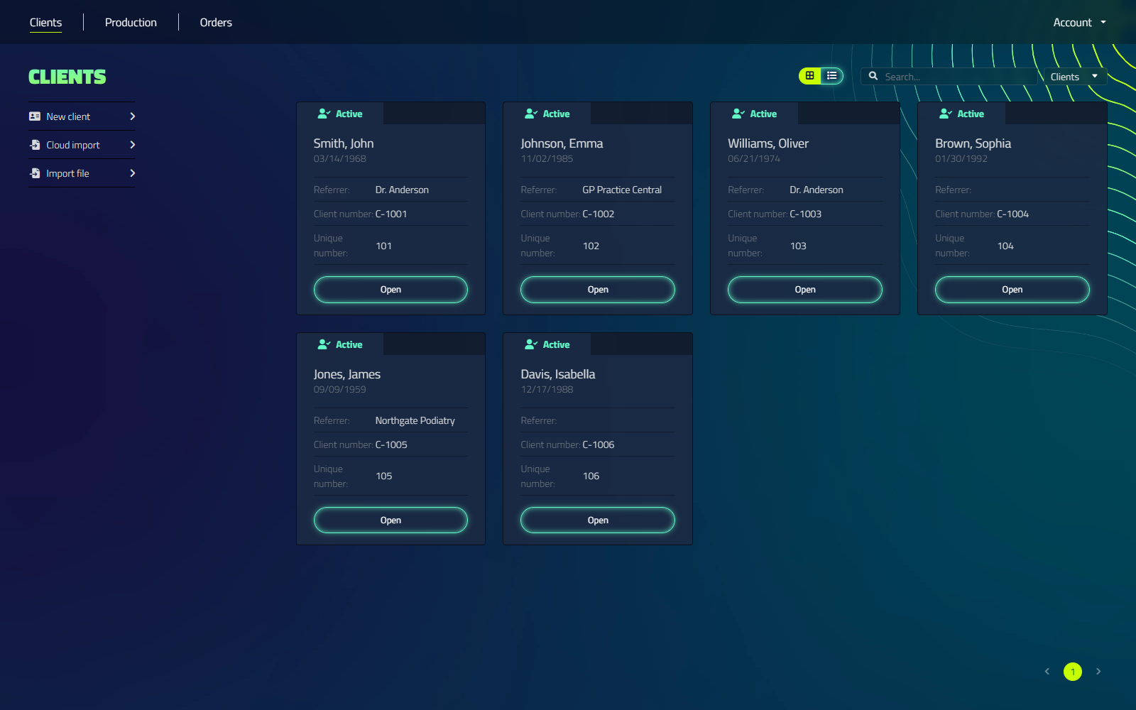 Der Client-Startbildschirm mit den Schaltflächen Neuer Client, Cloud-Import und Import von Dateien in der linken Seitenleiste und der Clientliste, die in der Rasteransicht rechts angezeigt wird