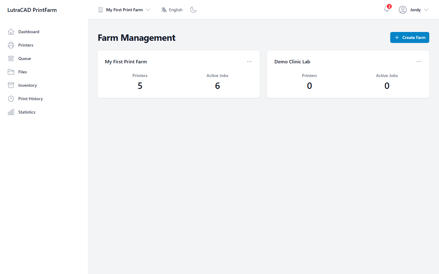 La gestion agricole montre les fermes comme des cartes, chacune avec son imprimante et emploi actif compte et un menu d'options