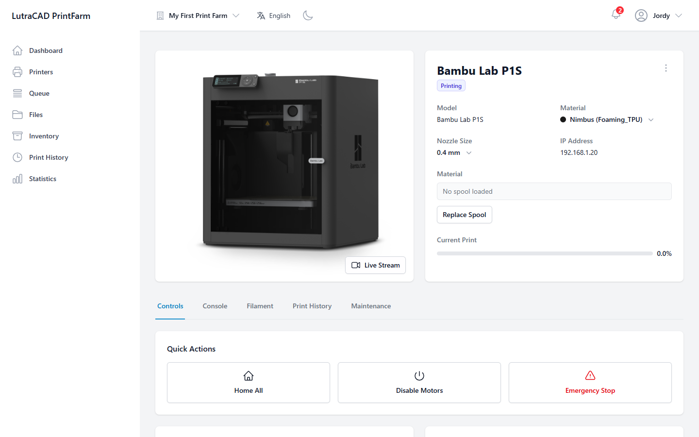 Page de détail d'une imprimante, montrant l'en-tête avec le modèle, le matériau et la buse, et les onglets Contrôles, Console, Filament, Historique d'impression et Maintenance